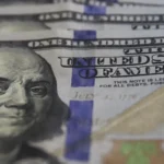 Dólar Registra Queda ao Menor Valor Desde Junho Impulsionado pela Alta do Petróleo