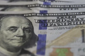Dólar Registra Queda ao Menor Valor Desde Junho Impulsionado pela Alta do Petróleo