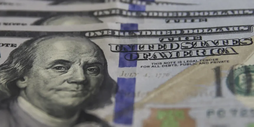 Dólar Registra Queda ao Menor Valor Desde Junho Impulsionado pela Alta do Petróleo